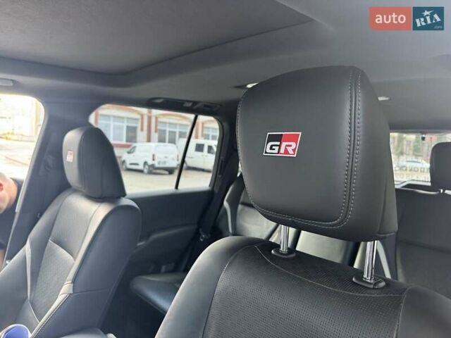 Серый Тойота Ленд Крузер, объемом двигателя 3.3 л и пробегом 61 тыс. км за 81753 $, фото 17 на Automoto.ua