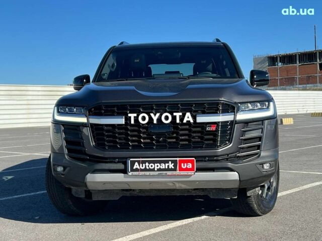 Серый Тойота Ленд Крузер, объемом двигателя 3.3 л и пробегом 32 тыс. км за 83990 $, фото 1 на Automoto.ua