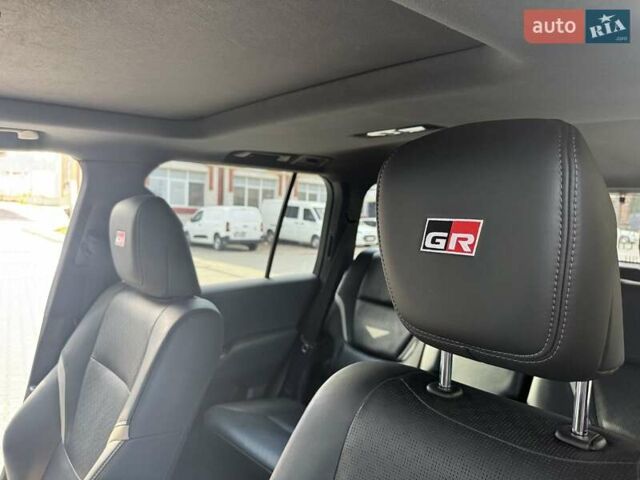 Серый Тойота Ленд Крузер, объемом двигателя 3.3 л и пробегом 61 тыс. км за 81753 $, фото 6 на Automoto.ua