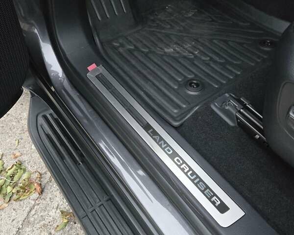 Серый Тойота Ленд Крузер, объемом двигателя 3.3 л и пробегом 7 тыс. км за 82000 $, фото 13 на Automoto.ua