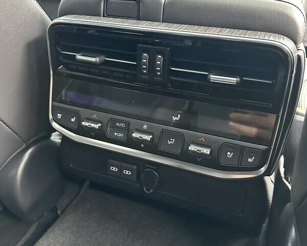 Серый Тойота Ленд Крузер, объемом двигателя 3.35 л и пробегом 28 тыс. км за 83999 $, фото 29 на Automoto.ua