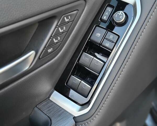 Серый Тойота Ленд Крузер, объемом двигателя 3.3 л и пробегом 31 тыс. км за 84500 $, фото 18 на Automoto.ua