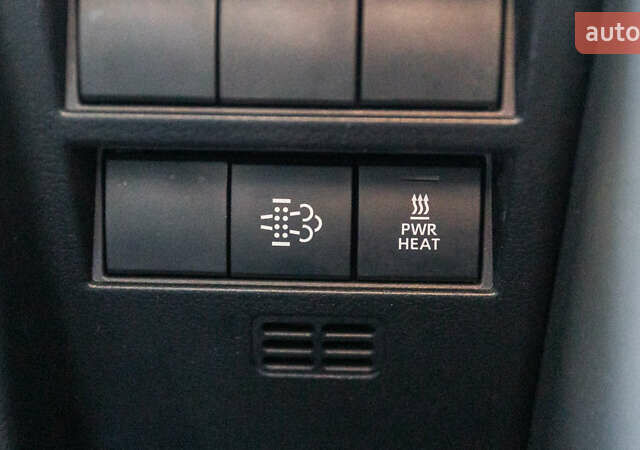 Серый Тойота Ленд Крузер, объемом двигателя 3.3 л и пробегом 68 тыс. км за 78871 $, фото 31 на Automoto.ua