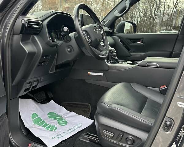 Серый Тойота Ленд Крузер, объемом двигателя 3.35 л и пробегом 28 тыс. км за 83999 $, фото 19 на Automoto.ua