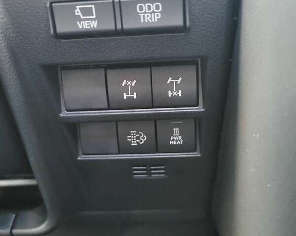 Серый Тойота Ленд Крузер, объемом двигателя 3.3 л и пробегом 31 тыс. км за 84500 $, фото 30 на Automoto.ua