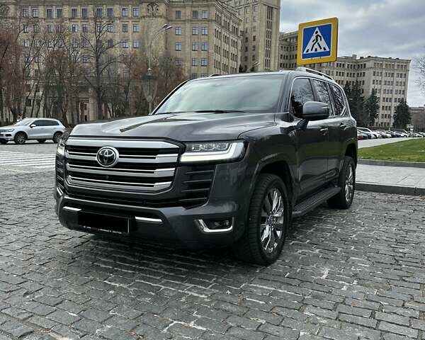 Серый Тойота Ленд Крузер, объемом двигателя 3.35 л и пробегом 28 тыс. км за 83999 $, фото 2 на Automoto.ua