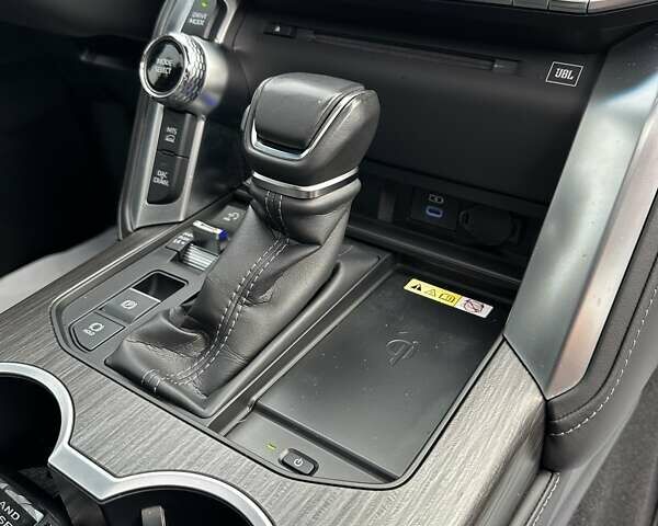 Серый Тойота Ленд Крузер, объемом двигателя 3.35 л и пробегом 28 тыс. км за 83999 $, фото 32 на Automoto.ua