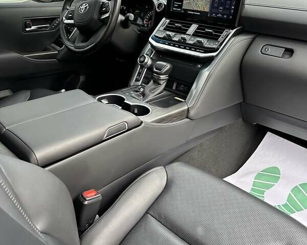 Серый Тойота Ленд Крузер, объемом двигателя 3.35 л и пробегом 28 тыс. км за 83999 $, фото 30 на Automoto.ua