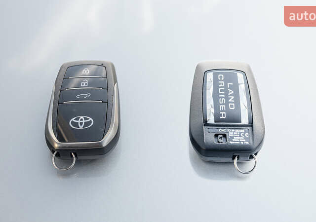 Серый Тойота Ленд Крузер, объемом двигателя 3.3 л и пробегом 68 тыс. км за 78871 $, фото 36 на Automoto.ua