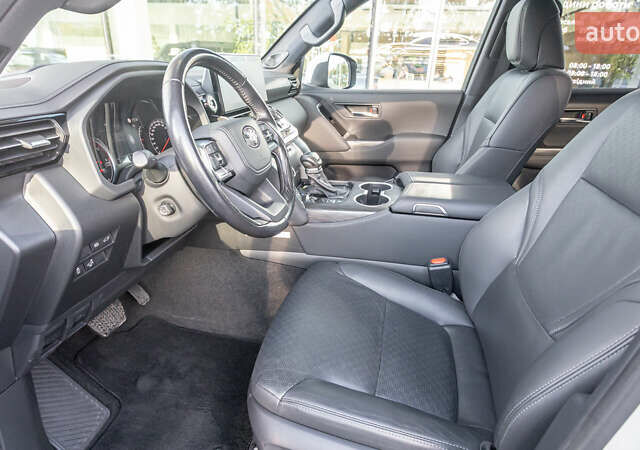 Серый Тойота Ленд Крузер, объемом двигателя 3.3 л и пробегом 68 тыс. км за 78871 $, фото 14 на Automoto.ua