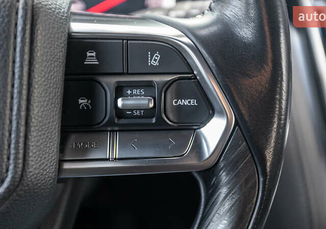 Серый Тойота Ленд Крузер, объемом двигателя 3.3 л и пробегом 68 тыс. км за 78871 $, фото 28 на Automoto.ua