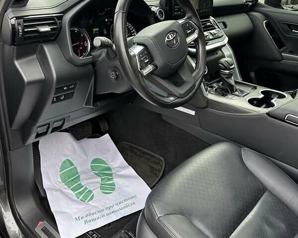 Серый Тойота Ленд Крузер, объемом двигателя 3.35 л и пробегом 28 тыс. км за 83999 $, фото 21 на Automoto.ua