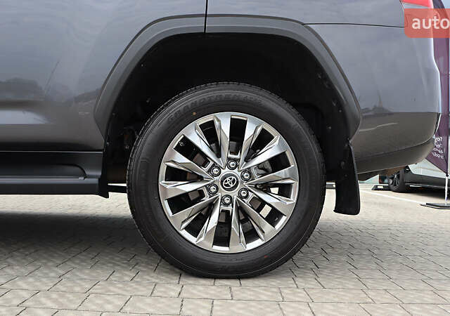 Серый Тойота Ленд Крузер, объемом двигателя 3.35 л и пробегом 177 тыс. км за 74600 $, фото 15 на Automoto.ua