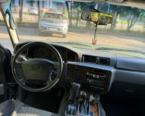 Зеленый Тойота Ленд Крузер, объемом двигателя 4.5 л и пробегом 400 тыс. км за 10500 $, фото 17 на Automoto.ua