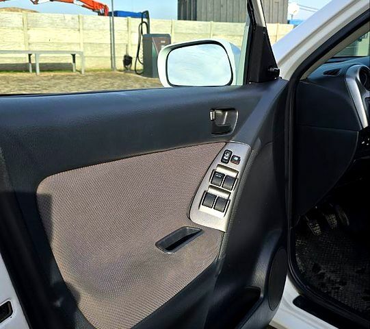 Білий Тойота Matrix, об'ємом двигуна 1.8 л та пробігом 260 тис. км за 55000 $, фото 9 на Automoto.ua