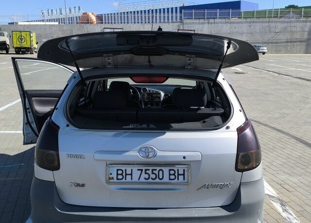 Сірий Тойота Matrix, об'ємом двигуна 1.8 л та пробігом 250 тис. км за 3700 $, фото 4 на Automoto.ua