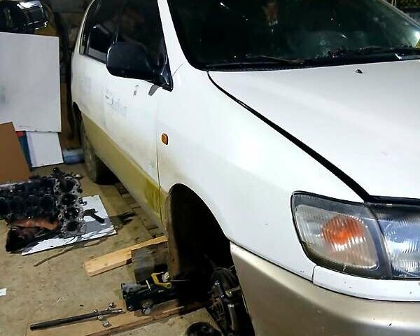 Белый Тойота Пикник, объемом двигателя 2.2 л и пробегом 600 тыс. км за 1800 $, фото 4 на Automoto.ua