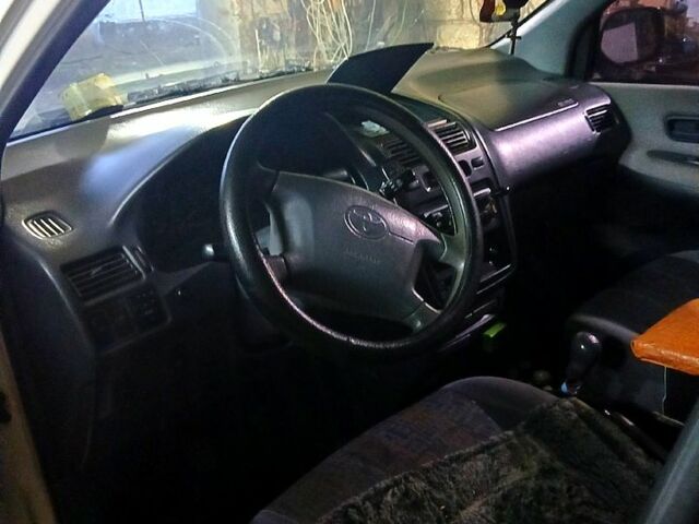 Белый Тойота Пикник, объемом двигателя 2.2 л и пробегом 600 тыс. км за 1800 $, фото 2 на Automoto.ua