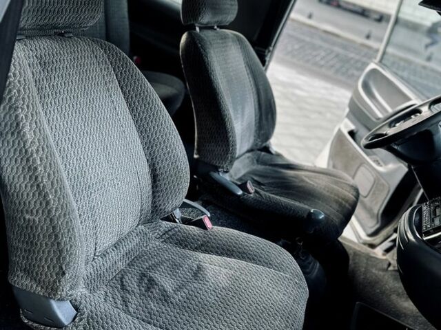 Белый Тойота Превиа, объемом двигателя 2.4 л и пробегом 340 тыс. км за 2600 $, фото 6 на Automoto.ua