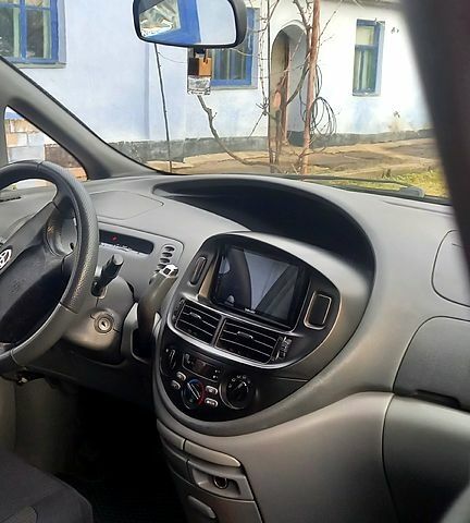 Білий Тойота Превіа, об'ємом двигуна 2.4 л та пробігом 270 тис. км за 6000 $, фото 4 на Automoto.ua