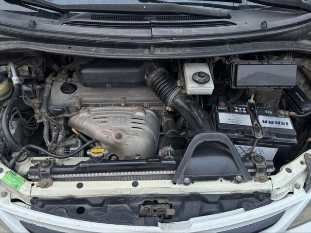 Белый Тойота Превиа, объемом двигателя 2.4 л и пробегом 280 тыс. км за 5299 $, фото 2 на Automoto.ua