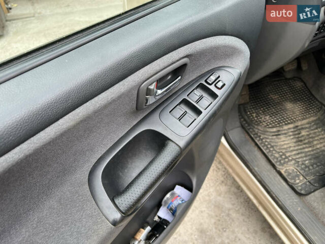 Бежевый Тойота Превиа, объемом двигателя 2.4 л и пробегом 185 тыс. км за 8500 $, фото 26 на Automoto.ua