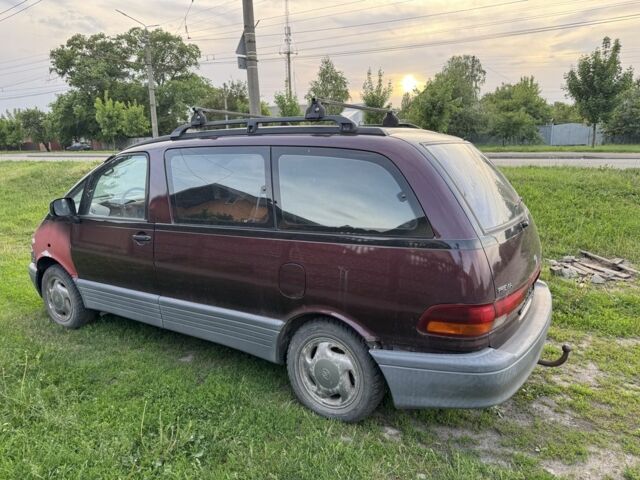 Красный Тойота Превиа, объемом двигателя 2.4 л и пробегом 410 тыс. км за 2200 $, фото 1 на Automoto.ua