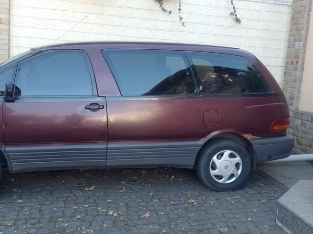 Красный Тойота Превиа, объемом двигателя 2.4 л и пробегом 677 тыс. км за 2500 $, фото 1 на Automoto.ua