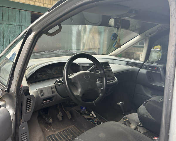 Серый Тойота Превиа, объемом двигателя 2.4 л и пробегом 450 тыс. км за 3500 $, фото 2 на Automoto.ua