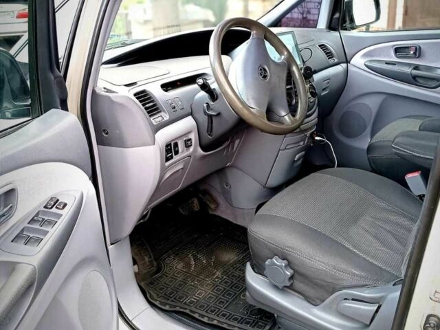 Серый Тойота Превиа, объемом двигателя 2.4 л и пробегом 240 тыс. км за 5900 $, фото 8 на Automoto.ua