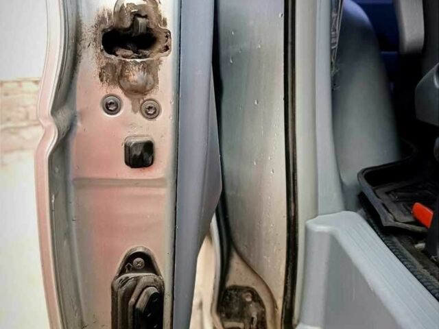 Серый Тойота Превиа, объемом двигателя 2.4 л и пробегом 240 тыс. км за 5900 $, фото 3 на Automoto.ua