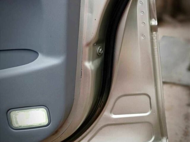 Серый Тойота Превиа, объемом двигателя 2.4 л и пробегом 240 тыс. км за 5900 $, фото 2 на Automoto.ua