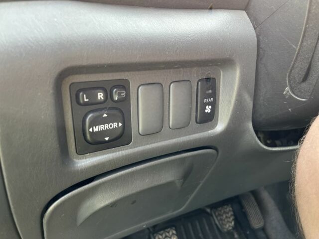 Серый Тойота Превиа, объемом двигателя 2 л и пробегом 300 тыс. км за 2722 $, фото 12 на Automoto.ua