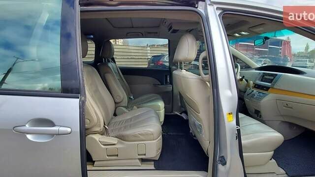 Серый Тойота Превиа, объемом двигателя 2.4 л и пробегом 700 тыс. км за 8800 $, фото 2 на Automoto.ua