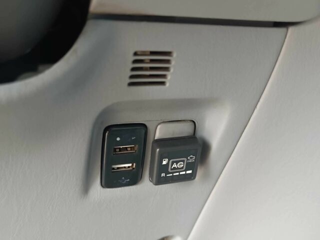 Зеленый Тойота Превиа, объемом двигателя 2.4 л и пробегом 340 тыс. км за 6000 $, фото 9 на Automoto.ua