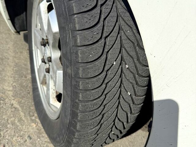 Белый Тойота Приус, объемом двигателя 1.5 л и пробегом 250 тыс. км за 2850 $, фото 3 на Automoto.ua