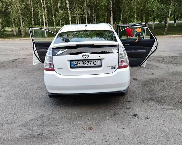 Белый Тойота Приус, объемом двигателя 1.5 л и пробегом 331 тыс. км за 6900 $, фото 2 на Automoto.ua