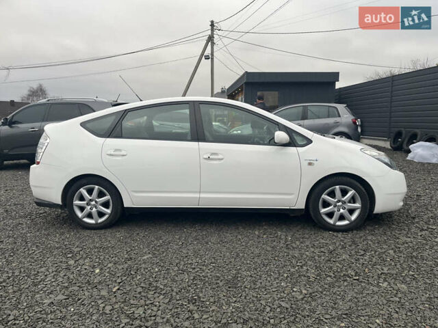 Белый Тойота Приус, объемом двигателя 1.5 л и пробегом 159 тыс. км за 13500 $, фото 2 на Automoto.ua