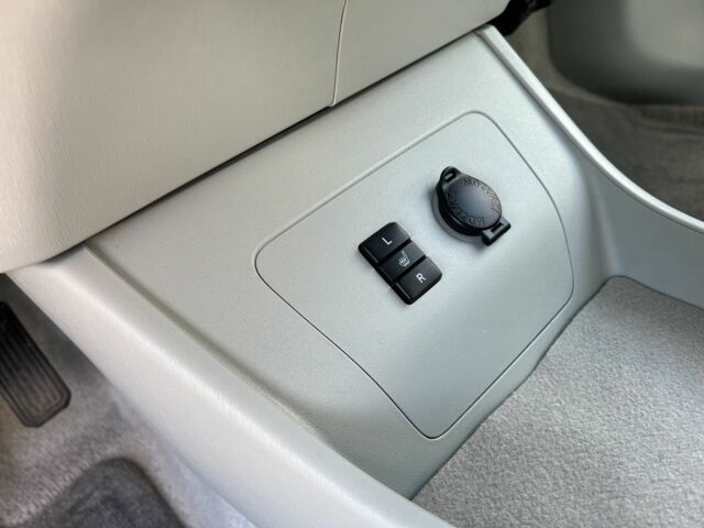 Білий Тойота Пріус, об'ємом двигуна 1.8 л та пробігом 195 тис. км за 12300 $, фото 15 на Automoto.ua