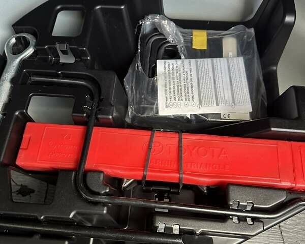 Белый Тойота Приус, объемом двигателя 1.8 л и пробегом 293 тыс. км за 10950 $, фото 22 на Automoto.ua