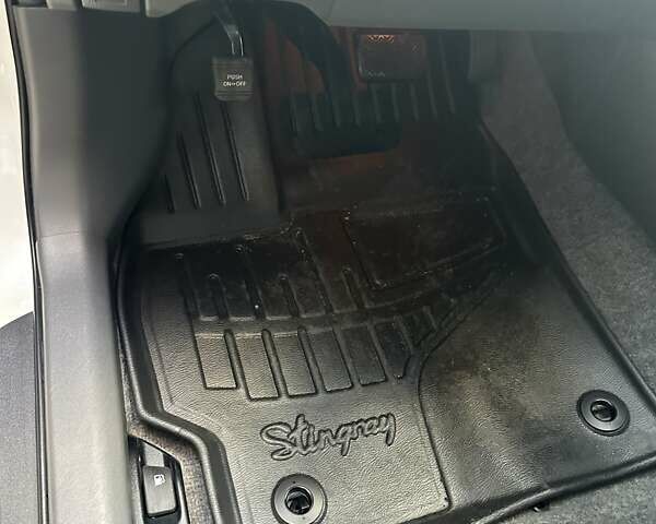 Белый Тойота Приус, объемом двигателя 1.8 л и пробегом 293 тыс. км за 10950 $, фото 24 на Automoto.ua