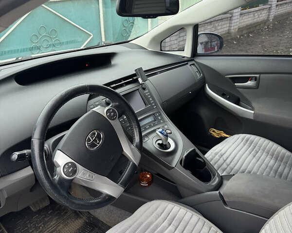 Белый Тойота Приус, объемом двигателя 1.8 л и пробегом 255 тыс. км за 10500 $, фото 2 на Automoto.ua