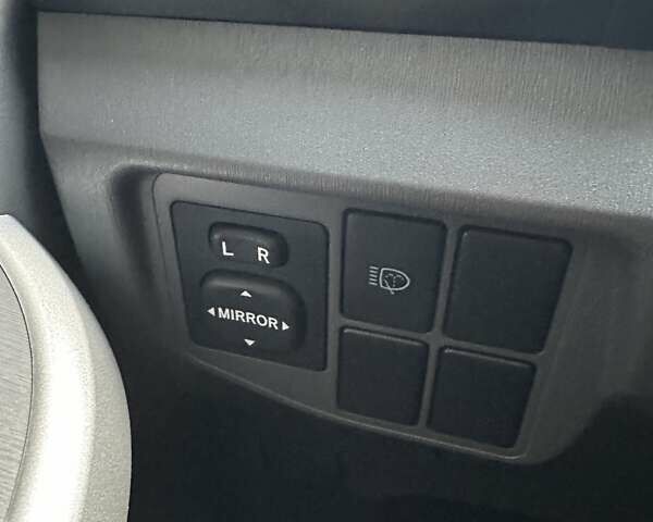 Белый Тойота Приус, объемом двигателя 1.8 л и пробегом 293 тыс. км за 10950 $, фото 26 на Automoto.ua