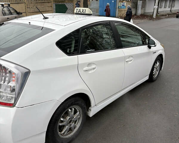 Белый Тойота Приус, объемом двигателя 1.8 л и пробегом 380 тыс. км за 9500 $, фото 1 на Automoto.ua