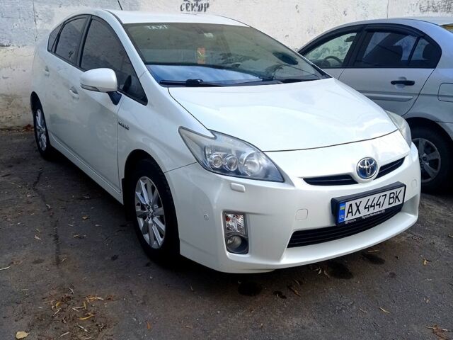 Белый Тойота Приус, объемом двигателя 1.8 л и пробегом 274 тыс. км за 11757 $, фото 2 на Automoto.ua