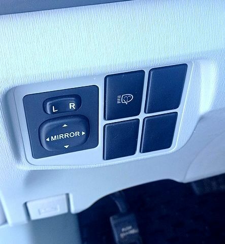 Белый Тойота Приус, объемом двигателя 1.8 л и пробегом 270 тыс. км за 10750 $, фото 8 на Automoto.ua