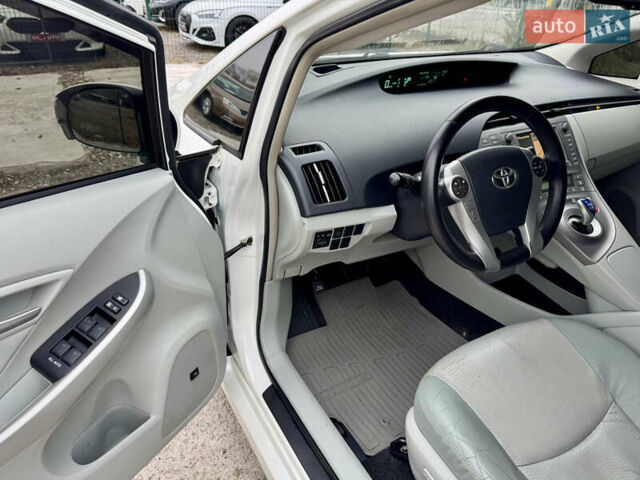 Белый Тойота Приус, объемом двигателя 1.8 л и пробегом 165 тыс. км за 12700 $, фото 8 на Automoto.ua