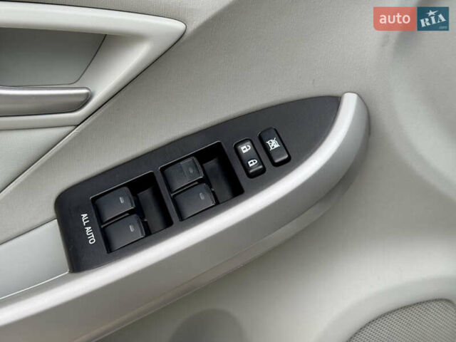 Белый Тойота Приус, объемом двигателя 1.8 л и пробегом 165 тыс. км за 12700 $, фото 11 на Automoto.ua