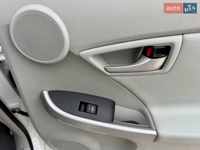 Белый Тойота Приус, объемом двигателя 1.8 л и пробегом 165 тыс. км за 12700 $, фото 24 на Automoto.ua