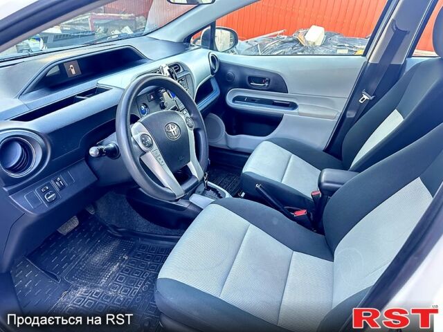 Белый Тойота Приус, объемом двигателя 1.5 л и пробегом 308 тыс. км за 5500 $, фото 4 на Automoto.ua